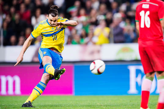 Sveriges Zlatan Ibrahimovic tar en frispark