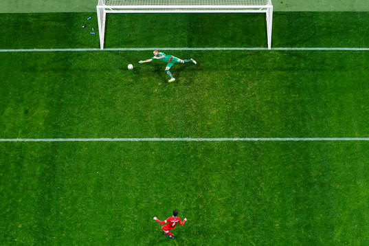 Irans Javad Nekounam gör 2-1 på straff bakom Sveriges