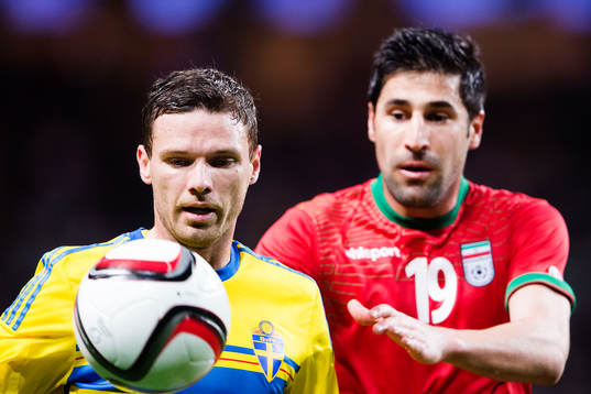 Sveriges Marcus Berg och Irans Hashem Beikzadeh