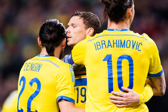 Sveriges Marcus Berg gör 2-0 och jublar med Erkan Zengin