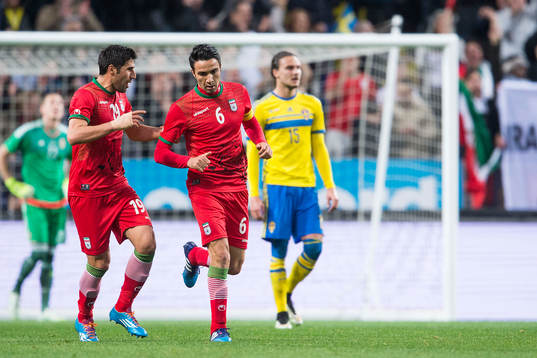 Irans Javad Nekounam (th) gör 2-1 och jublar med Hashem