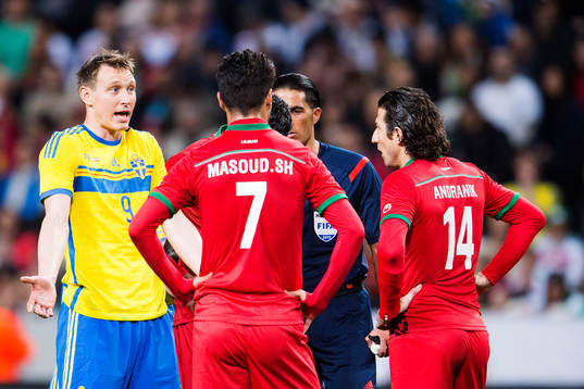 Sveriges Kim Källström reagerar mot domare Serdar