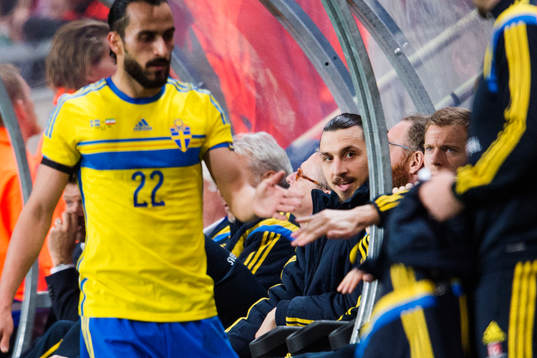 Sveriges Zlatan Ibrahimovic på bänken