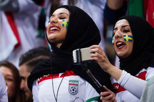 Irans supportrar jublar på läktaren