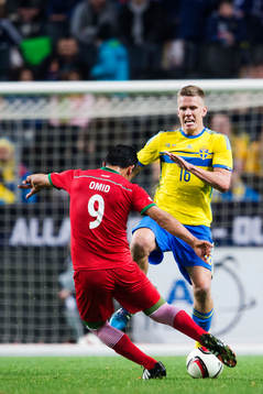 Sveriges Pontus Wernbloom försöker stoppa Irans Omid