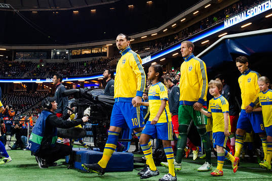 Sveriges Zlatan Ibrahimovic går in på planen