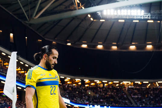Sveriges Erkan Zengin ska lägga en hörna