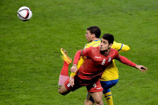 Irans Morteza Pouraliganji och Sveriges Marcus Berg