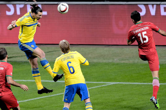 Sveriges Zlatan Ibrahimovic nickar in 1-0