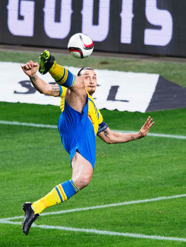 Sveriges Zlatan Ibrahimovic gör en cykelspark