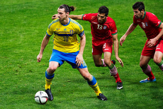 Sveriges Zlatan Ibrahimovic utmanas av Irans Vahid Amiri