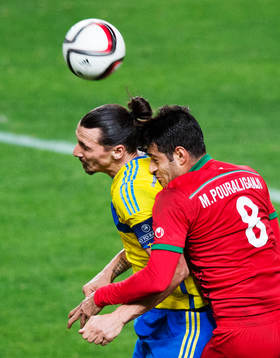 Sveriges Zlatan Ibrahimovic i en nickduell med Irans