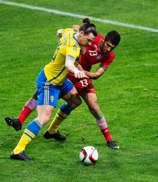 Sveriges Zlatan Ibrahimovic håller undan Irans Vahid Amiri