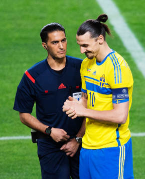 Domare Serdar Gözübüyük och Sveriges Zlatan Ibrahimovic