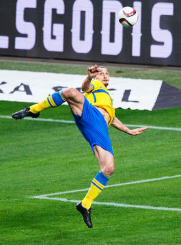 Sveriges Zlatan Ibrahimovic gör en cykelspark