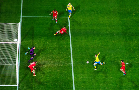 Sveriges Marcus Berg skjuter in 2-0 bakom Irans målvakt