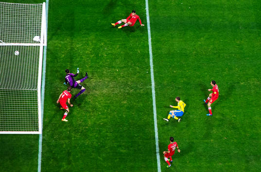 Sveriges Marcus Berg skjuter in 2-0 bakom Irans målvakt
