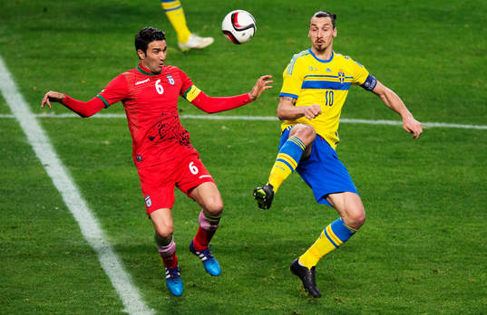 Irans Javad Nekounam och Sveriges Zlatan Ibrahimovic