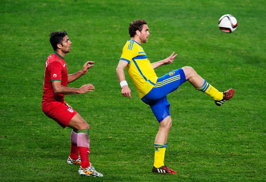 Irans Amirhossein Sadeghi och Sveriges Johan Elmander