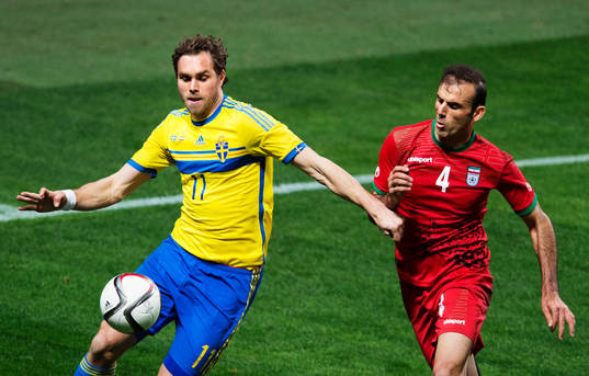 Sveriges Johan Elmander och Irans Jalal Hosseini