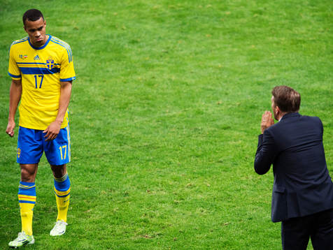 Sveriges Robin Quaison tar emot instruktioner från players