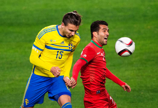 Sveriges Erik Johansson i en nickduell med Irans Masoud