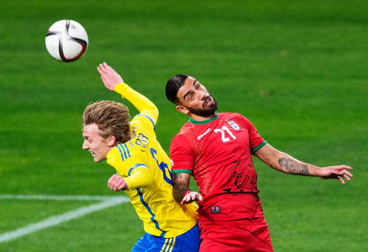 Sveriges Emil Forsberg i en nickduell med Irans Ashkan