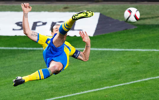 Sveriges Zlatan Ibrahimovic gör en cykelspark