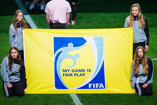 Tjejer håller upp en banderoll för Fair Play