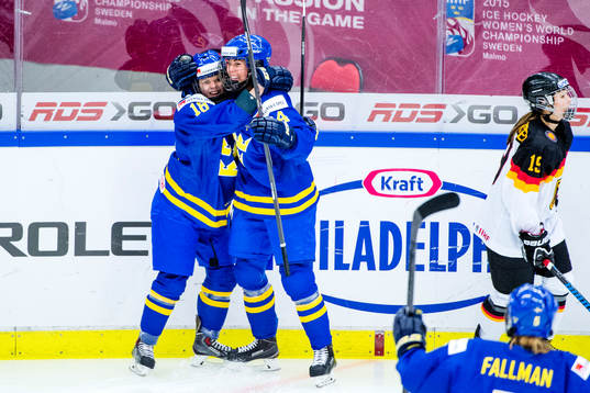 Sveriges Anna Borqvist kramas om av Erika Grahm