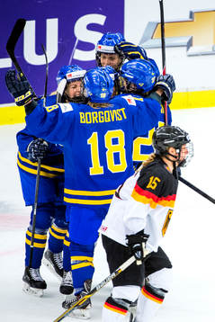 Sveriges spelare firar Erika Grahm gjort 0-4