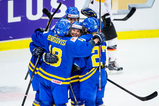Sveriges spelare firar Erika Grahm gjort 0-4