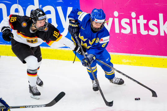Tysklands Bernadette Karpf jagar Sveriges Annie Svedin