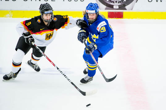 Tysklands Rebecca Graeveoch Sveriges Olivia Carlsson