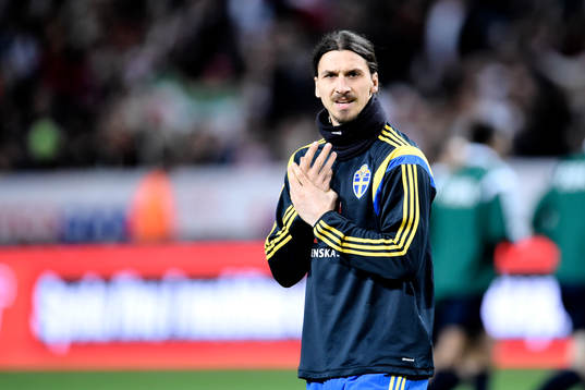Sveriges Zlatan Ibrahimovic värmer upp