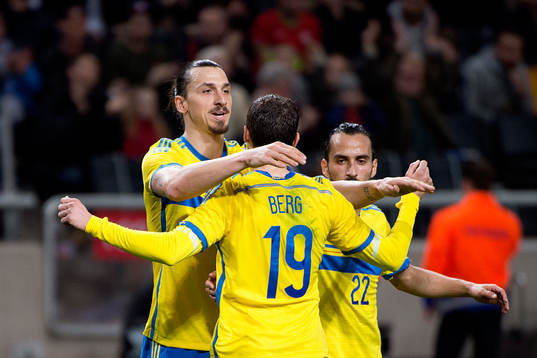 Sveriges Marcus Berg gratuleras av Zlatan Ibrahimovic