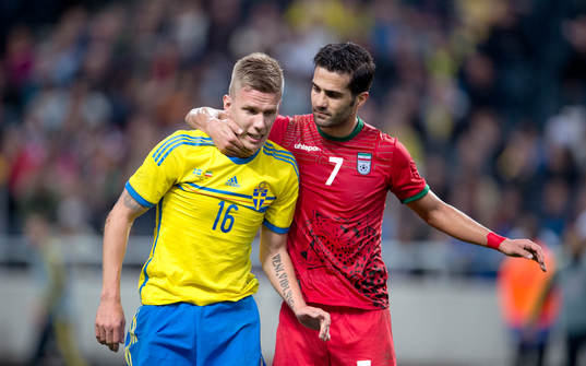Sveriges Pontus Wernbloom och Irans Masoud Shojaei