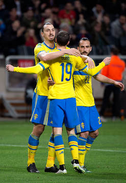 Sveriges Zlatan Ibrahimovic och Marcus Berg jublar
