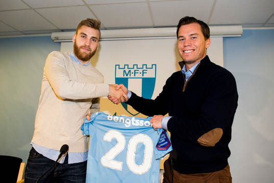 Rasmus Bengtsson skakar hand med sportchef Daniel Andersson