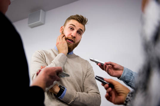 Rasmus Bengtsson pratar med media