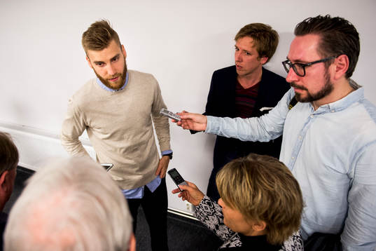 Rasmus Bengtsson pratar med media