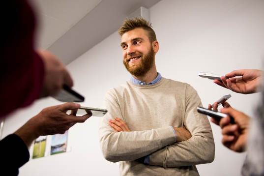 Rasmus Bengtsson pratar med media