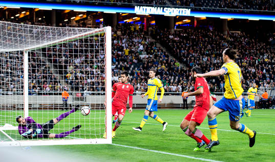 Sveriges Zlatan Ibrahimovic gör 1-0