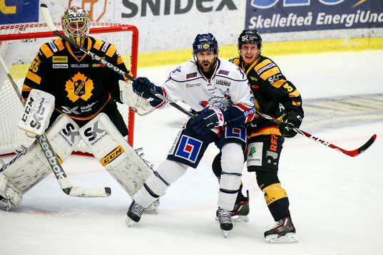 Skellefteås Niclas Burström  och målvakt Markus Svensson
