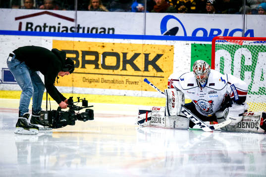En Cmore fotograf filmar Linköpings målvakt Marcus