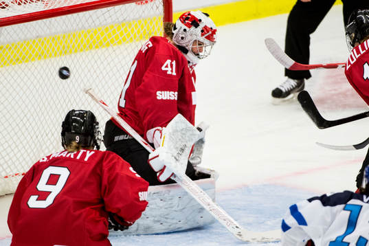 Schweiz målvakt Florence Schelling släpper in 1-0 av