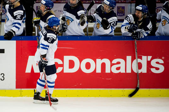 Finlands Michelle Karvinen jublar med båset