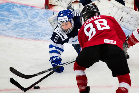 Finlands Jenni Hiirikoski försvar mot Schweiz Phoebe Stanz