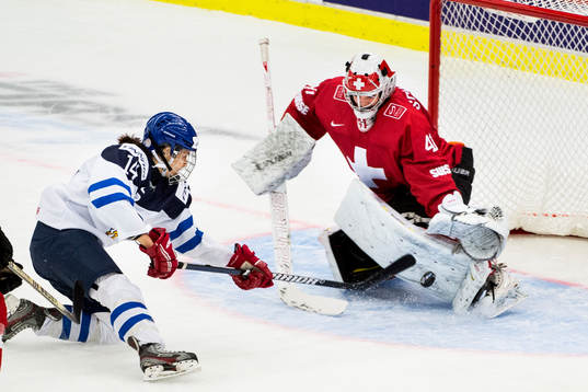Finlands Niina Mäkinen med farlig målchans mot Schweiz
