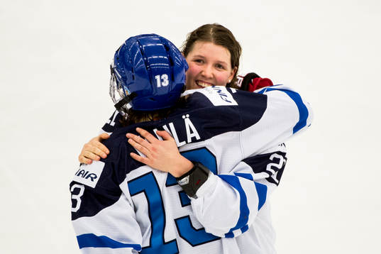 Finlands Michelle Karvinen kramar om Rika Välilä Nieminen